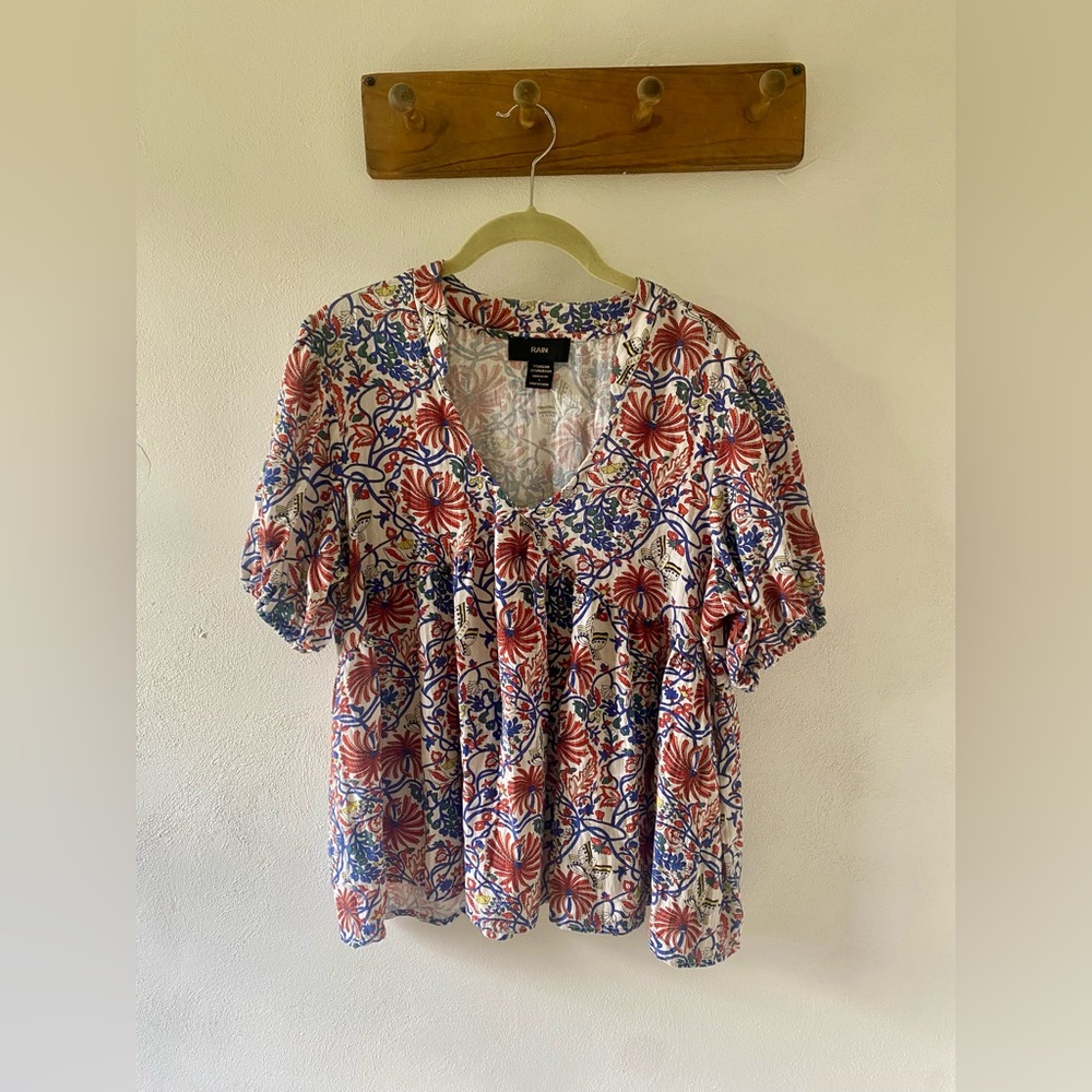 Chic Floral V-Neck Blouse with Puff Sleeves